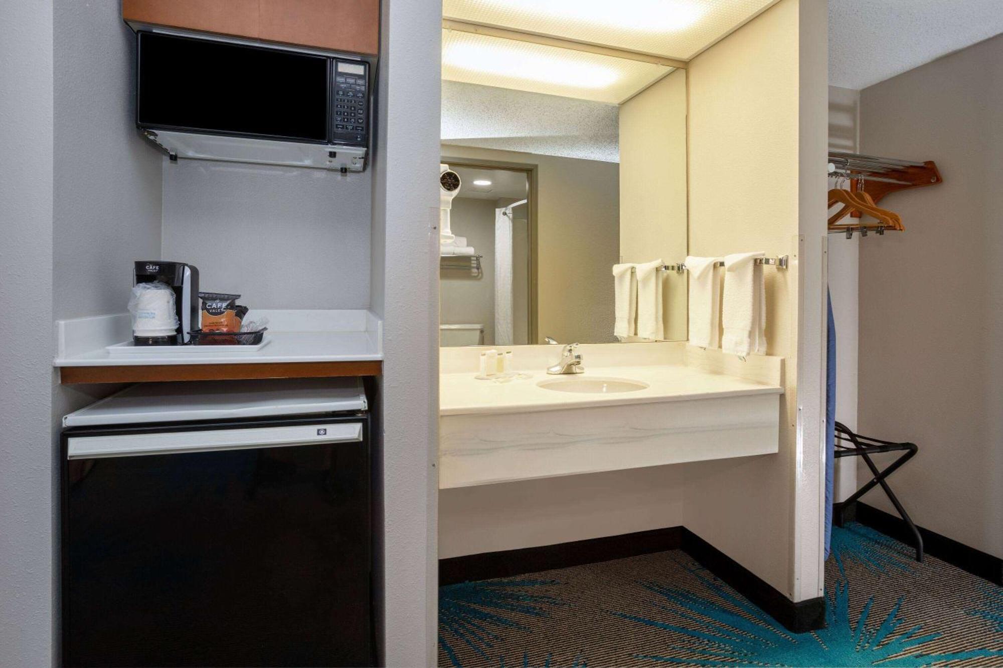 Days Inn & Suites By Wyndham Denver International Airport מראה חיצוני תמונה