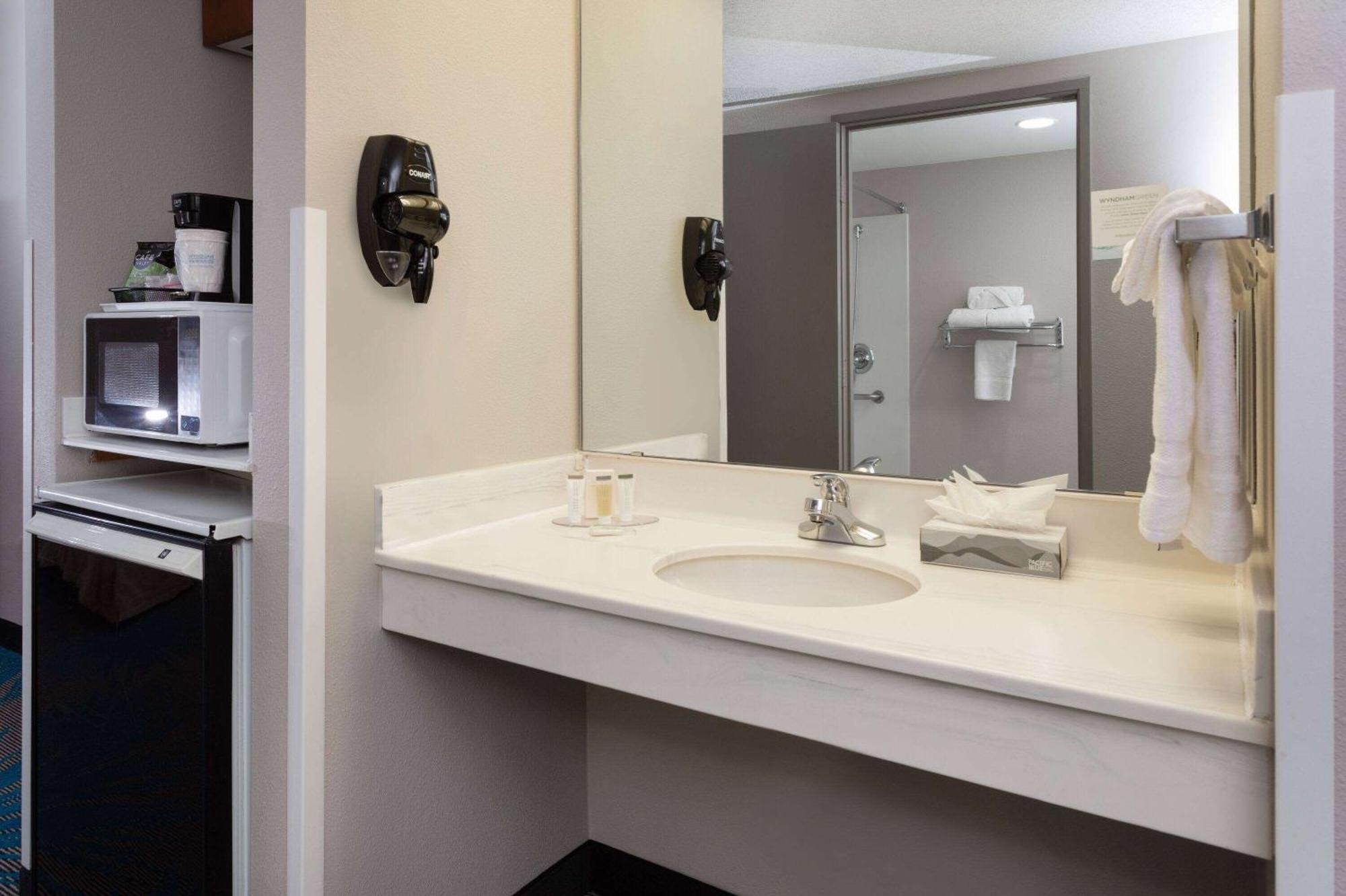 Days Inn & Suites By Wyndham Denver International Airport מראה חיצוני תמונה