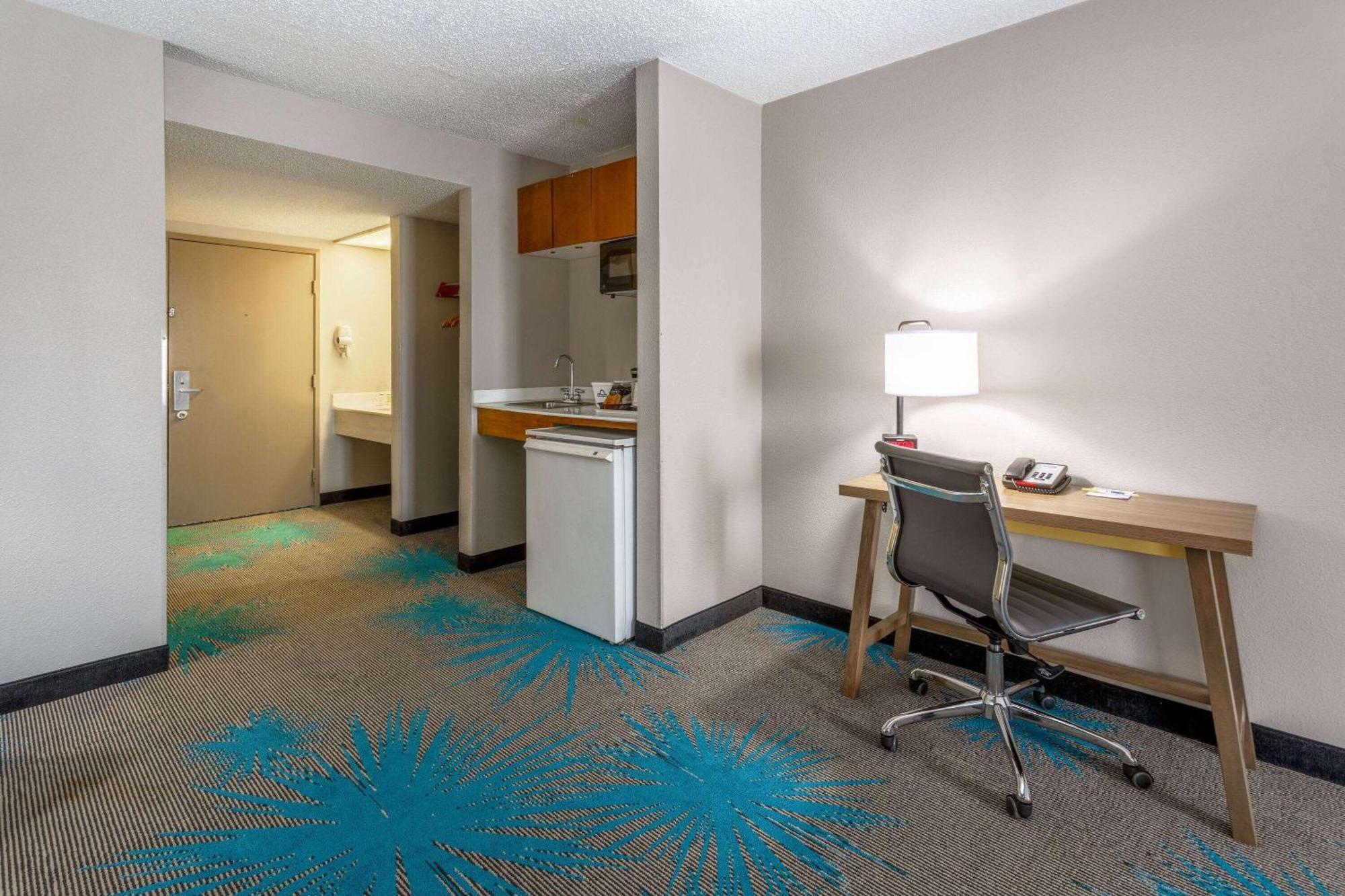 Days Inn & Suites By Wyndham Denver International Airport מראה חיצוני תמונה