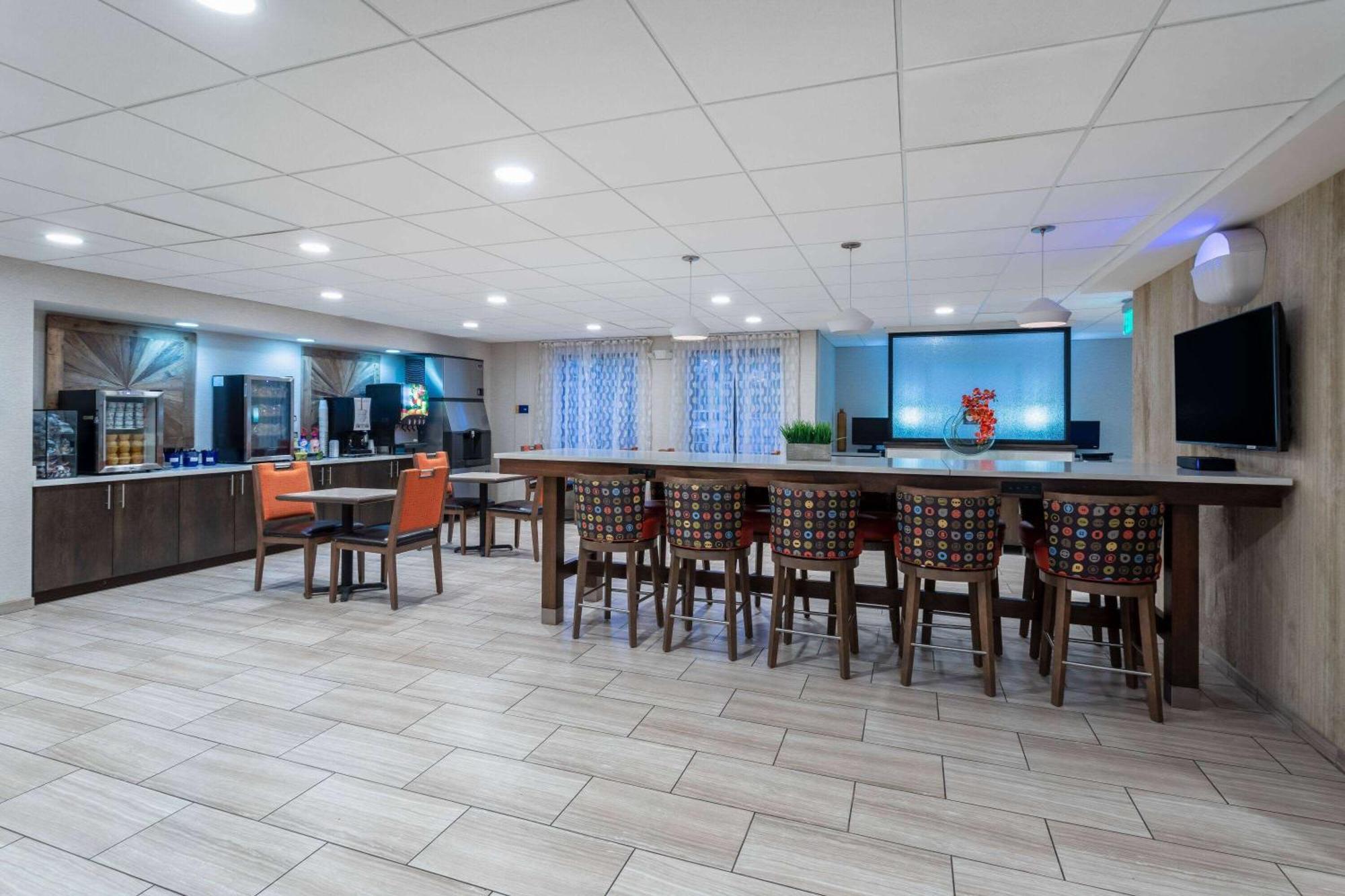 Days Inn & Suites By Wyndham Denver International Airport מראה חיצוני תמונה