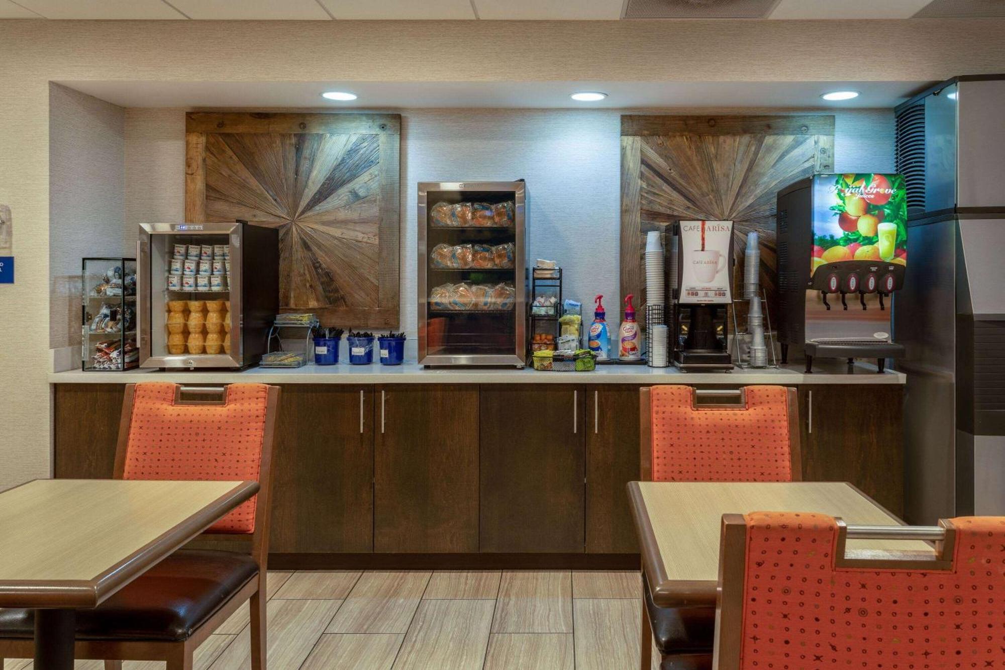 Days Inn & Suites By Wyndham Denver International Airport מראה חיצוני תמונה