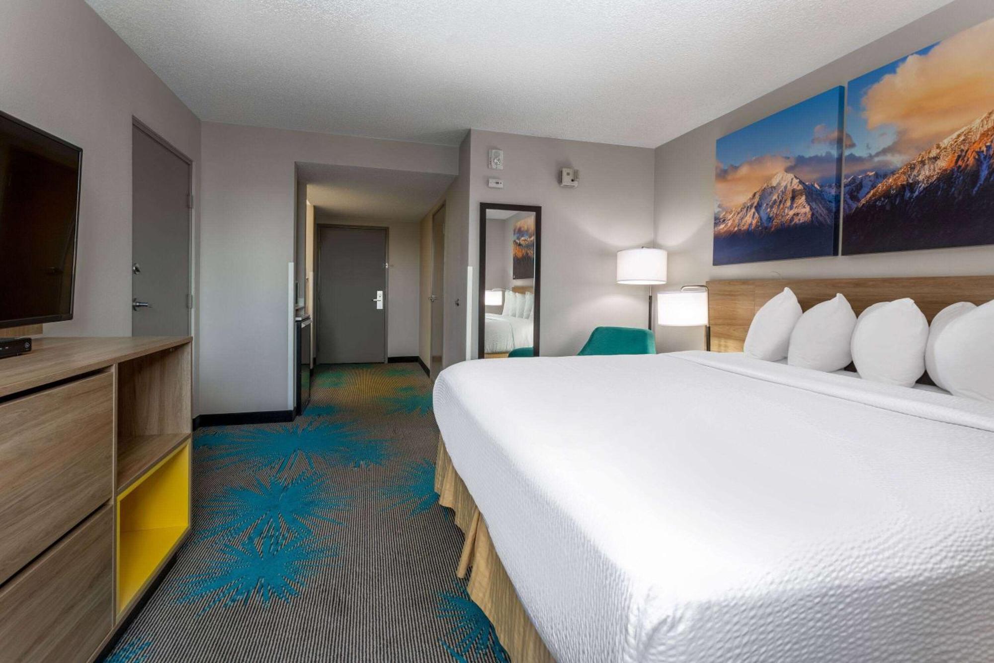 Days Inn & Suites By Wyndham Denver International Airport מראה חיצוני תמונה