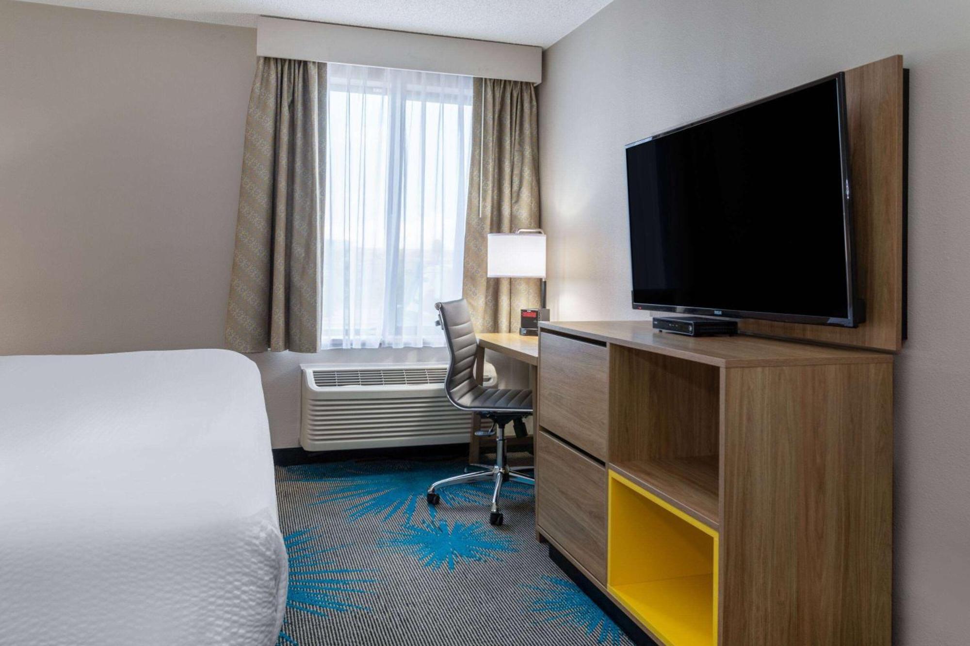 Days Inn & Suites By Wyndham Denver International Airport מראה חיצוני תמונה