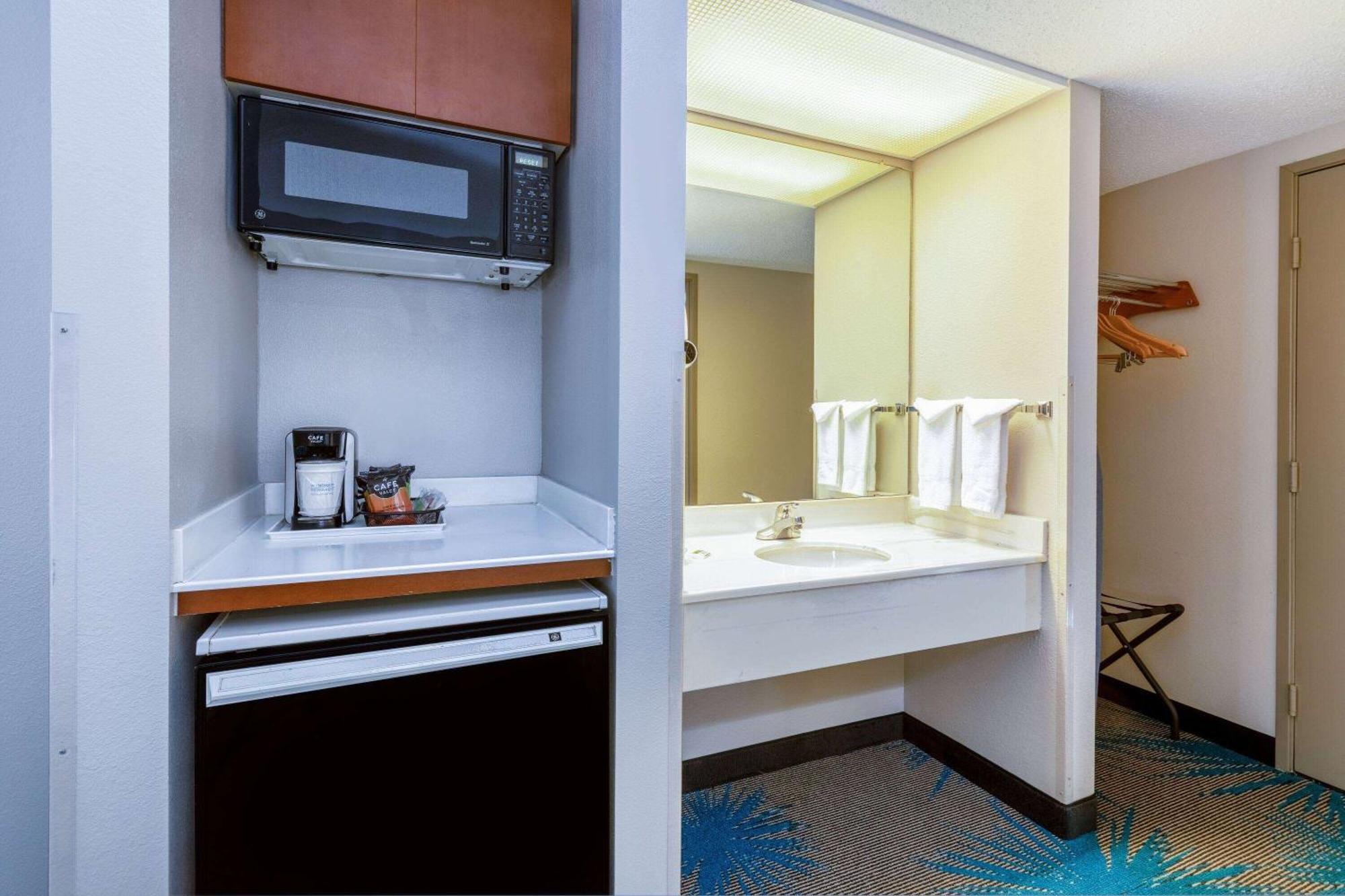 Days Inn & Suites By Wyndham Denver International Airport מראה חיצוני תמונה
