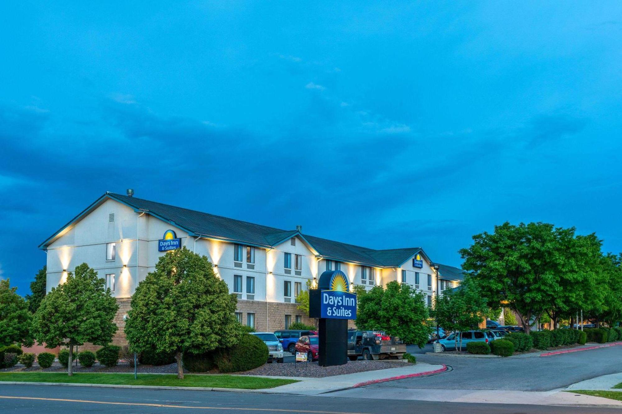 Days Inn & Suites By Wyndham Denver International Airport מראה חיצוני תמונה