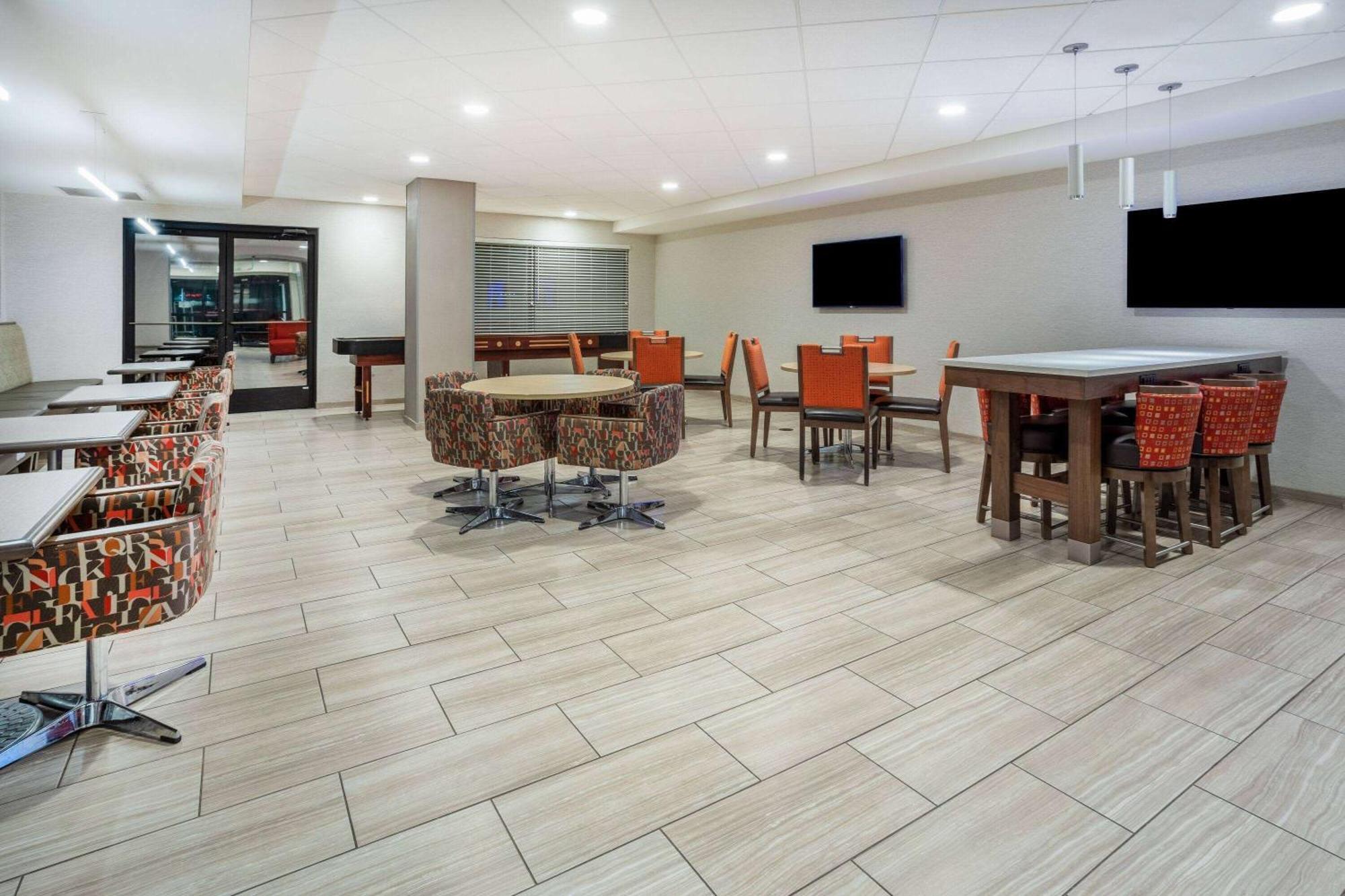 Days Inn & Suites By Wyndham Denver International Airport מראה חיצוני תמונה