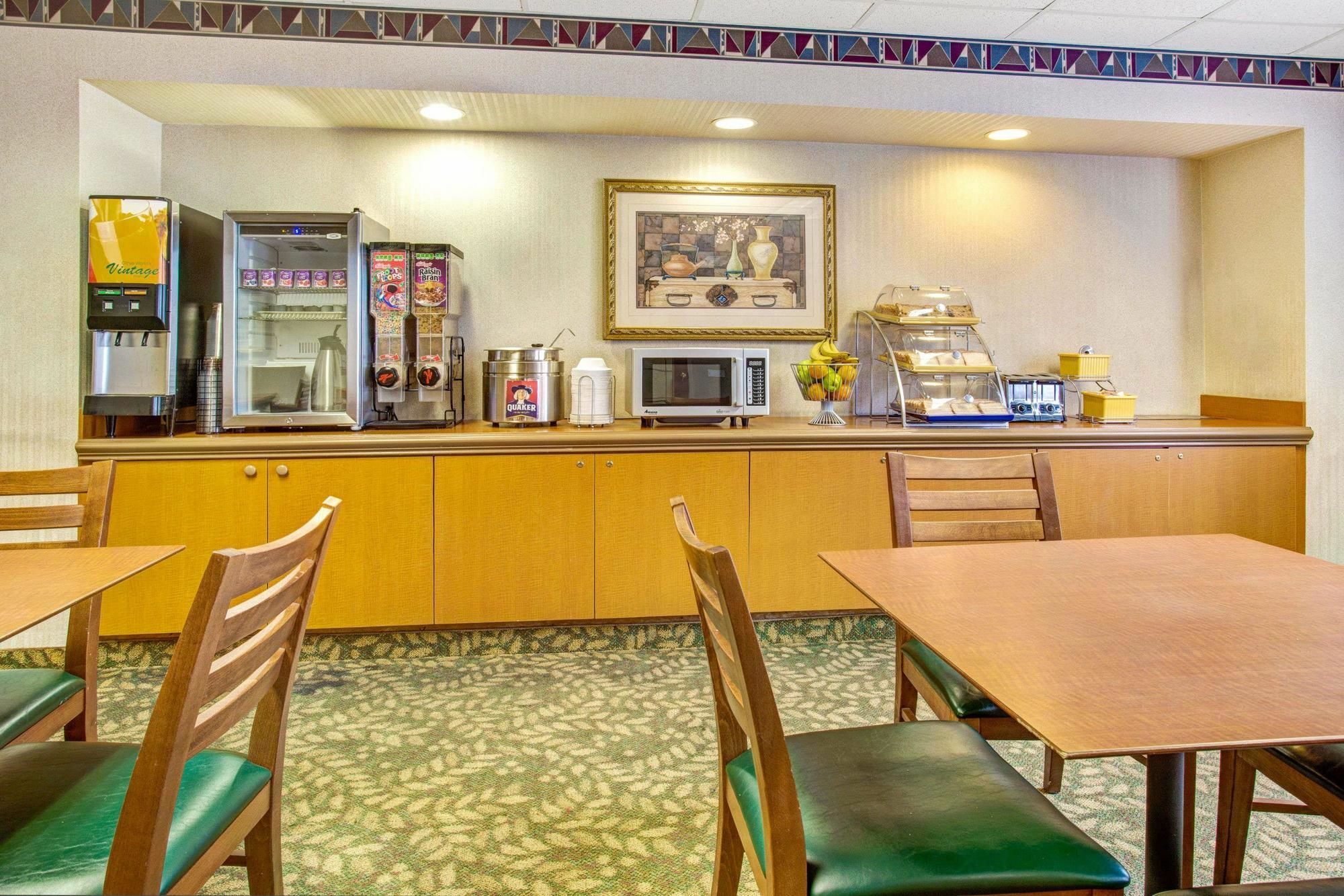 Days Inn & Suites By Wyndham Denver International Airport מראה חיצוני תמונה
