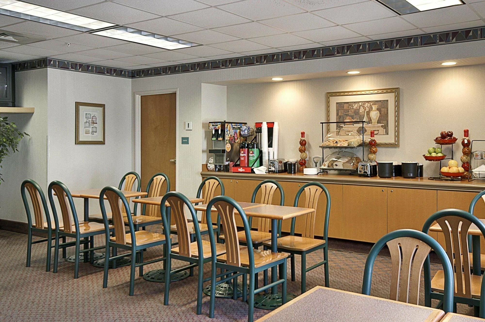 Days Inn & Suites By Wyndham Denver International Airport מראה חיצוני תמונה