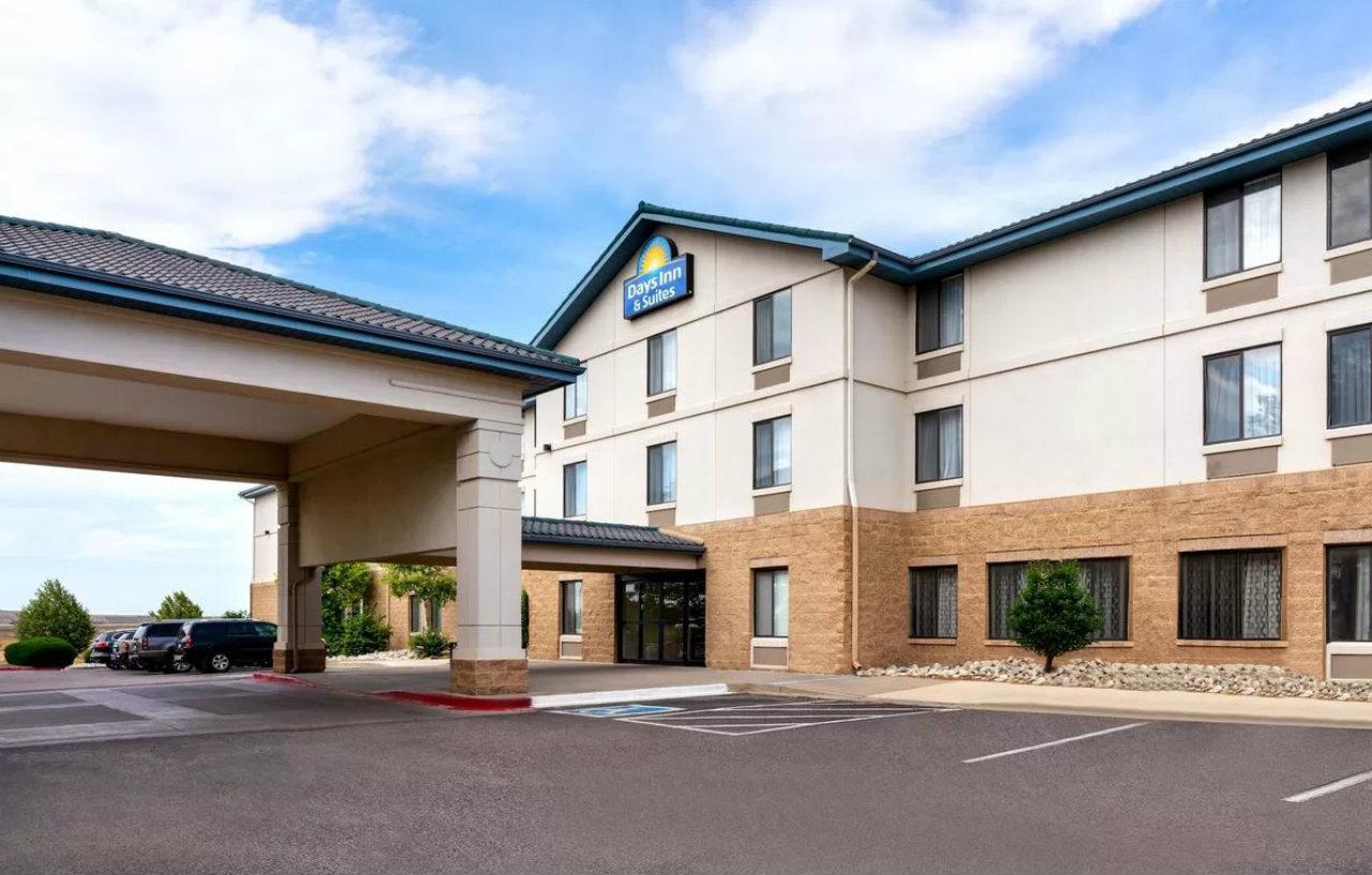 Days Inn & Suites By Wyndham Denver International Airport מראה חיצוני תמונה